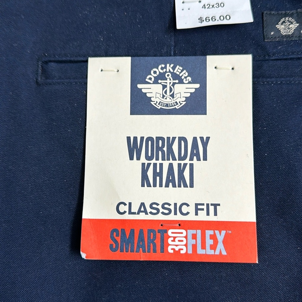 Dockers. Workday Khaki. Classic fit. Smart 360 flex.